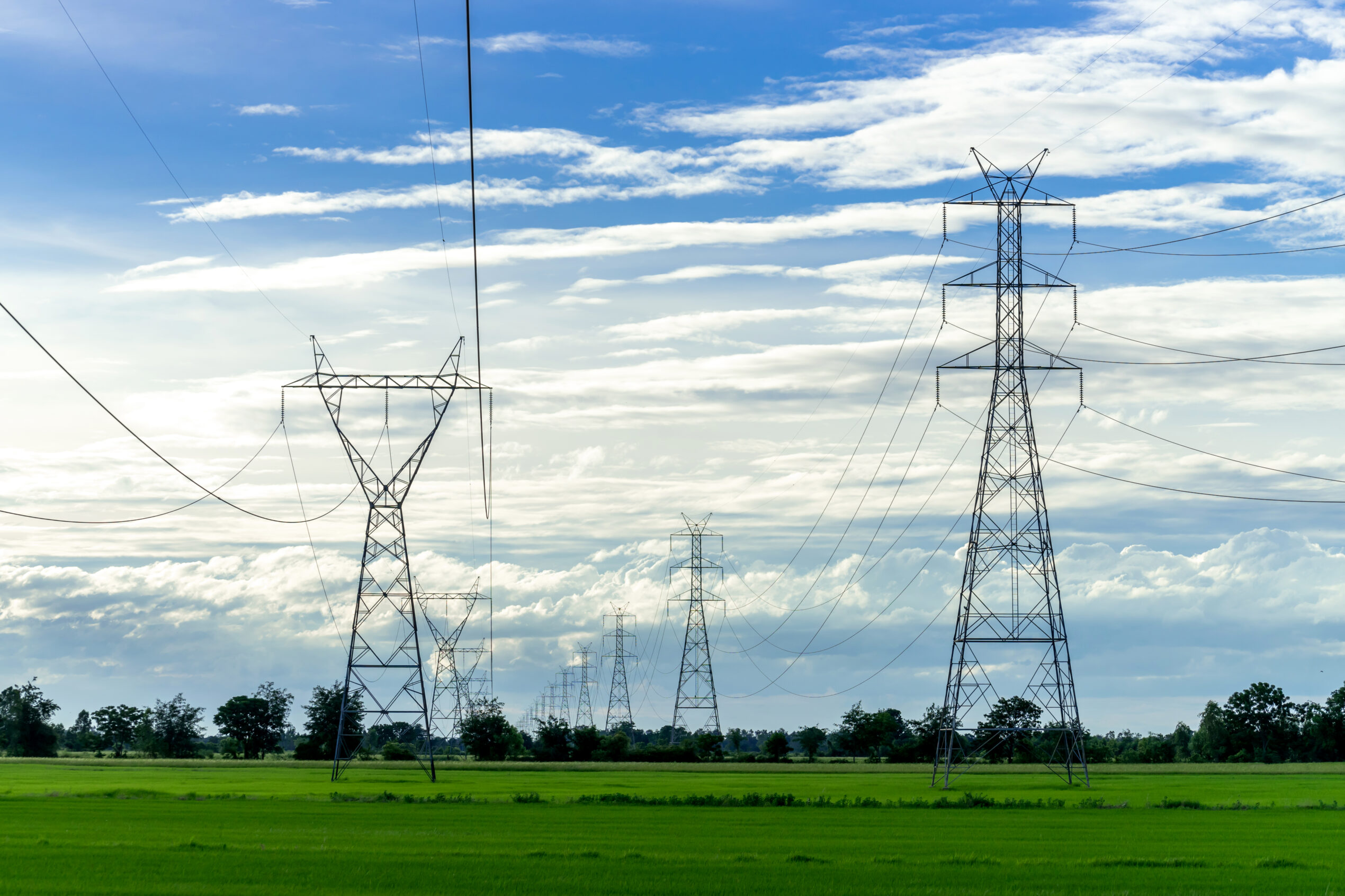 Комерційні тарифи: чи може УЗЕ окупитися за 2-4 роки 1 high voltage electric pole high voltage power pole blue sky